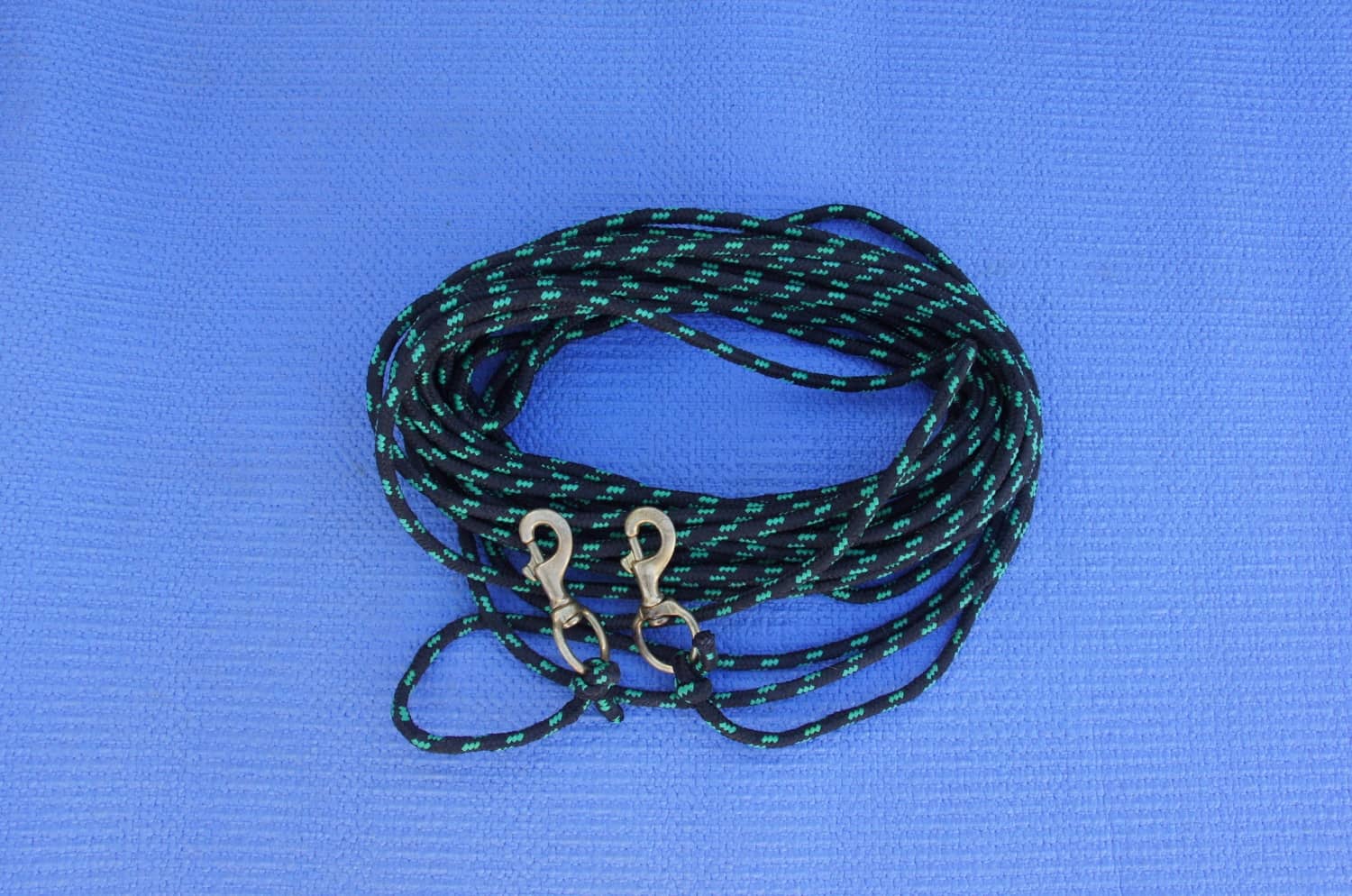  Coiled rope with breeze clips connected to each end